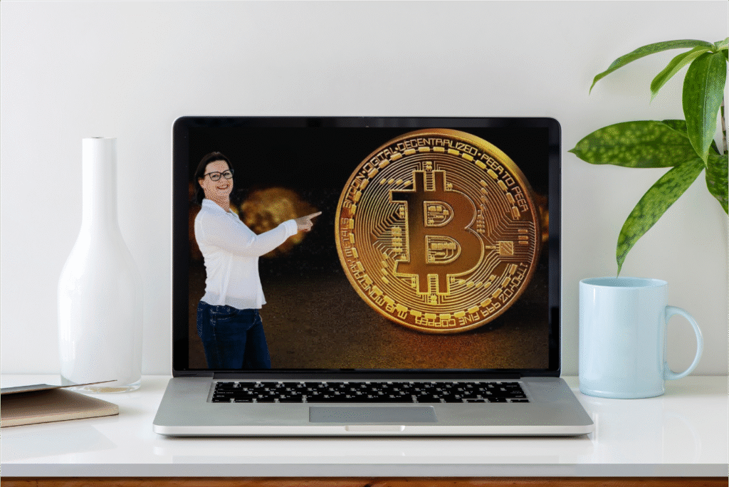 Laptop mit Bitcoin-Münze und Krypto-Symbolik – Vorschau auf das kostenlose Online-Training „Krypto für Anfängerinnen“ von FRAUEN INVESTIEREN