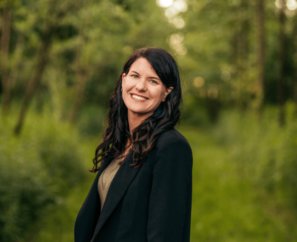 Porträt von Mindset-Expertin Michaela Wilhelm, Mentorin für finanzielles Wachstum und Money-Mindset bei Frauen investieren