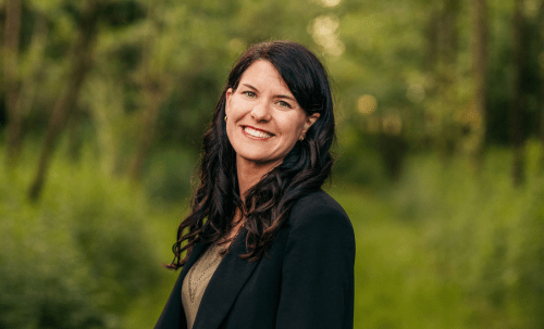 Porträt von Mindset-Expertin Michaela Wilhelm, Mentorin für finanzielles Wachstum und Money-Mindset bei Frauen investieren